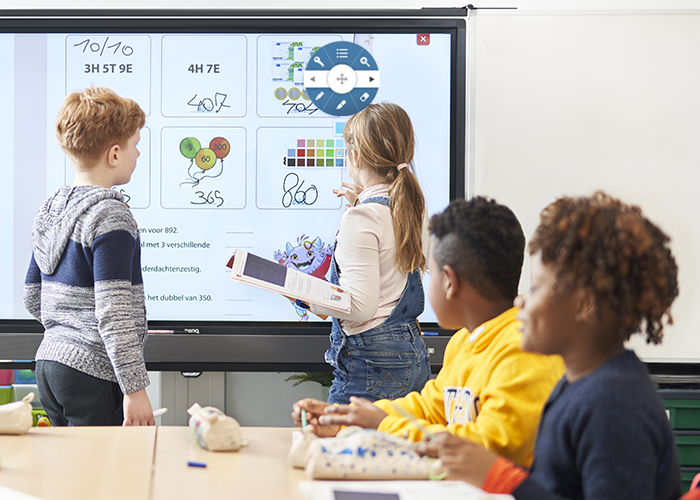 Leerlingen in de klas, twee leerlingen aan een digitaal bord in Bingel.