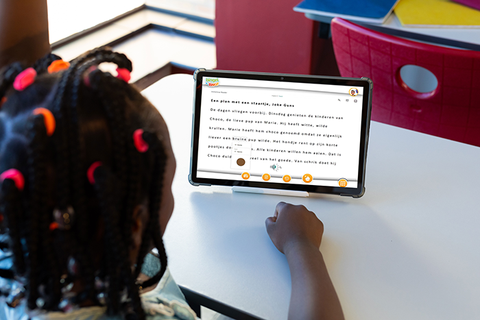 Bingel insluitende lezer kind met tablet
